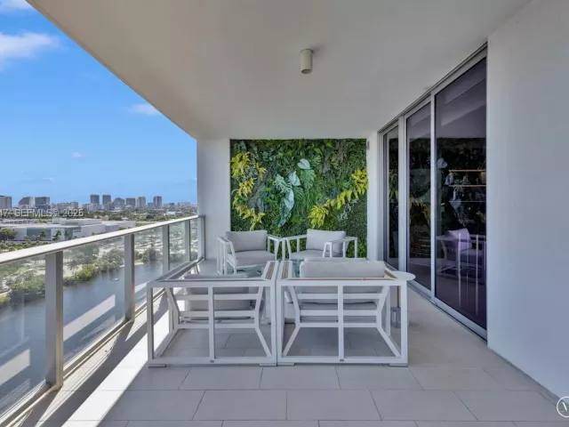 4-bedroom condo for sale in Fort Lauderdale - 1180 N Federal Hwy 1602 - MondialRealty