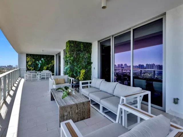 4-bedroom condo for sale in Fort Lauderdale - 1180 N Federal Hwy 1602 - MondialRealty