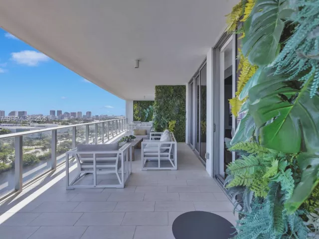 4-bedroom condo for sale in Fort Lauderdale - 1180 N Federal Hwy 1602 - MondialRealty