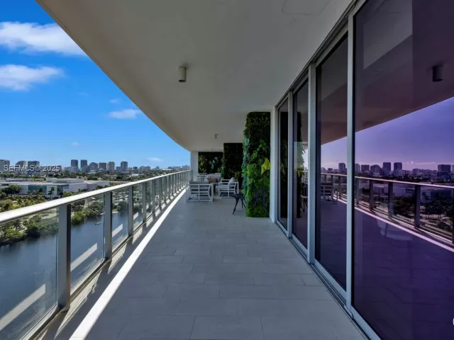 4-bedroom condo for sale in Fort Lauderdale - 1180 N Federal Hwy 1602 - MondialRealty