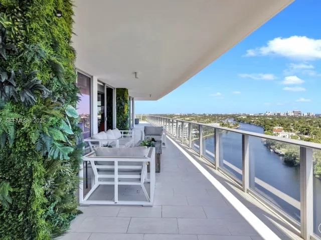 4-bedroom condo for sale in Fort Lauderdale - 1180 N Federal Hwy 1602 - MondialRealty