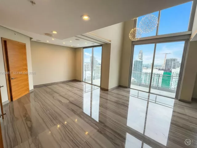 2-bedroom condo for rent in Miami - 92 SW 3rd St PH5213 - MondialRealty