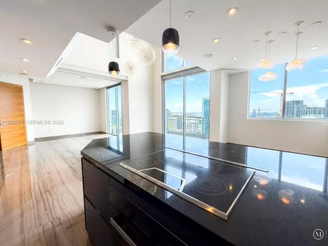 2-bedroom condo for rent in Miami - 92 SW 3rd St PH5213 - MondialRealty
