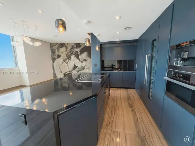 2-bedroom condo for rent in Miami - 92 SW 3rd St PH5213 - MondialRealty