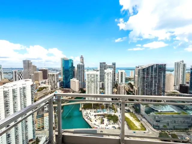 2-bedroom condo for rent in Miami - 92 SW 3rd St PH5213 - MondialRealty