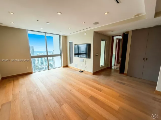 2-bedroom condo for rent in Miami - 92 SW 3rd St PH5213 - MondialRealty