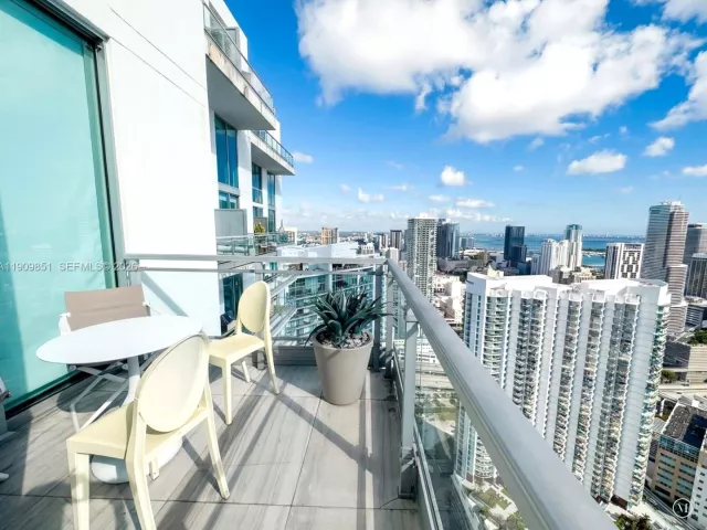 2-bedroom condo for rent in Miami - 92 SW 3rd St PH5213 - MondialRealty