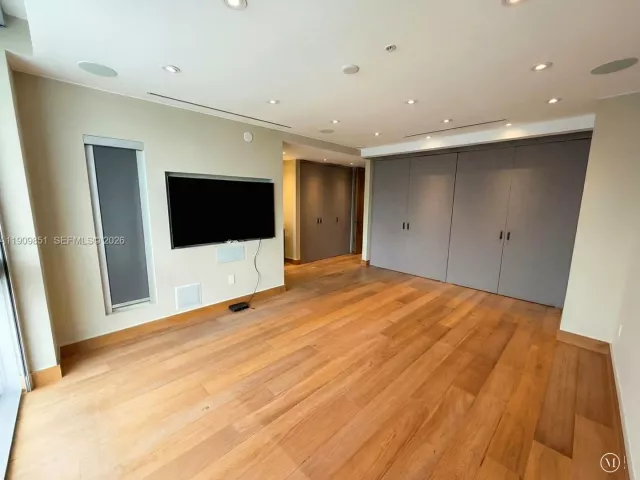 2-bedroom condo for rent in Miami - 92 SW 3rd St PH5213 - MondialRealty