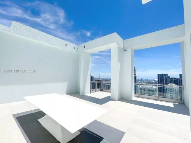 2-bedroom condo for rent in Miami - 92 SW 3rd St PH5213 - MondialRealty