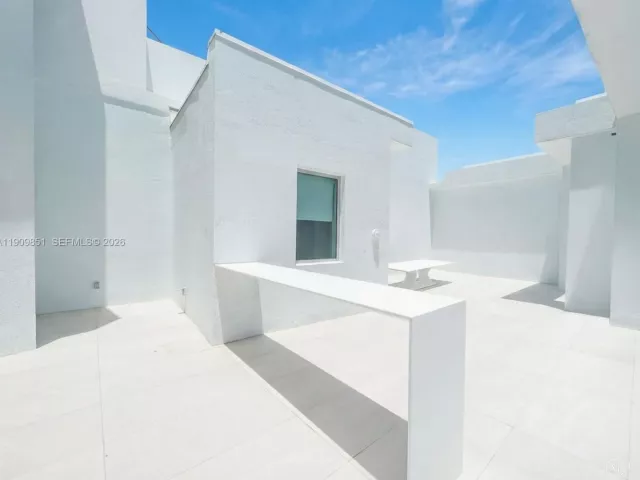 2-bedroom condo for rent in Miami - 92 SW 3rd St PH5213 - MondialRealty