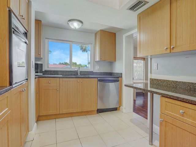 Home for rent at 254 NW 6th Avenue - photo 6754323