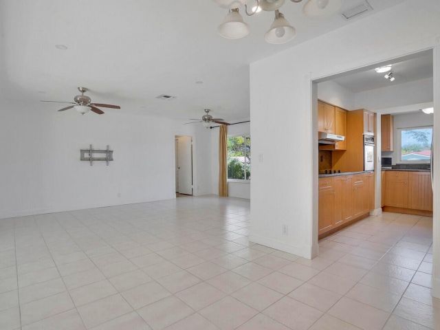 Home for rent at 254 NW 6th Avenue - photo 6754325