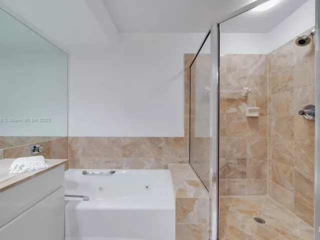 2-bedroom condo for rent in Miami - 888 Brickell Key Dr 2610 - MondialRealty