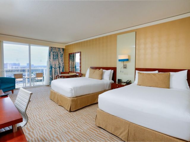 condo for sale in Sunny Isles Beach - 18001 Collins Ave 1118 - MondialRealty