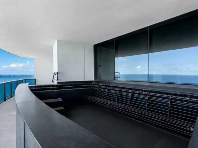 4-bedroom condo for sale in Sunny Isles Beach - 18555 Collins Ave 3205 - MondialRealty