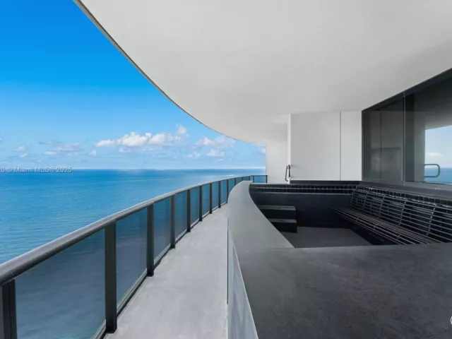 4-bedroom condo for sale in Sunny Isles Beach - 18555 Collins Ave 3205 - MondialRealty