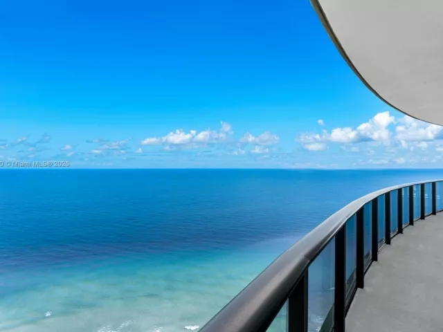 4-bedroom condo for sale in Sunny Isles Beach - 18555 Collins Ave 3205 - MondialRealty