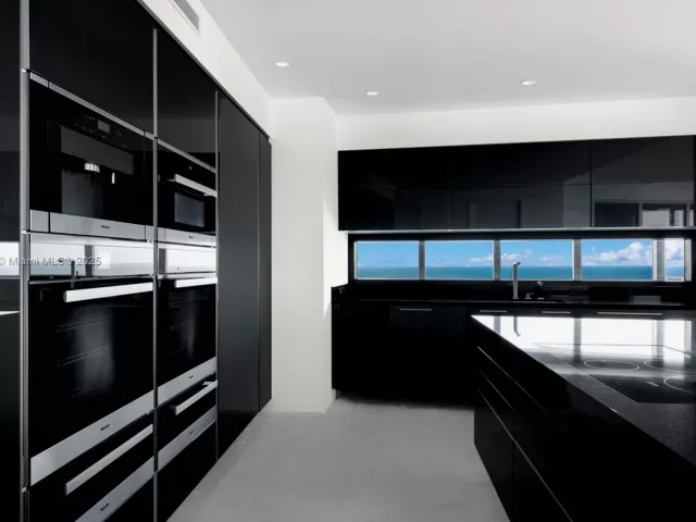 4-bedroom condo for sale in Sunny Isles Beach - 18555 Collins Ave 3205 - MondialRealty