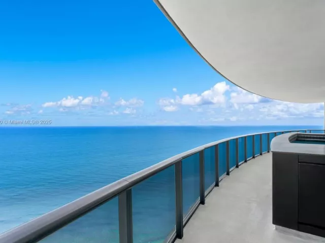 4-bedroom condo for sale in Sunny Isles Beach - 18555 Collins Ave 3205 - MondialRealty