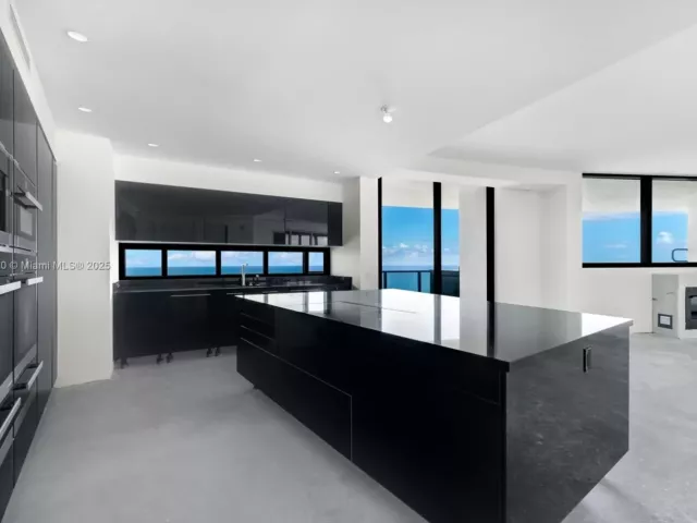 4-bedroom condo for sale in Sunny Isles Beach - 18555 Collins Ave 3205 - MondialRealty