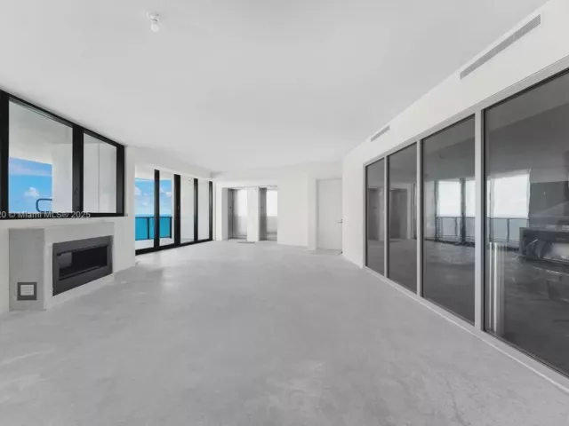 4-bedroom condo for sale in Sunny Isles Beach - 18555 Collins Ave 3205 - MondialRealty