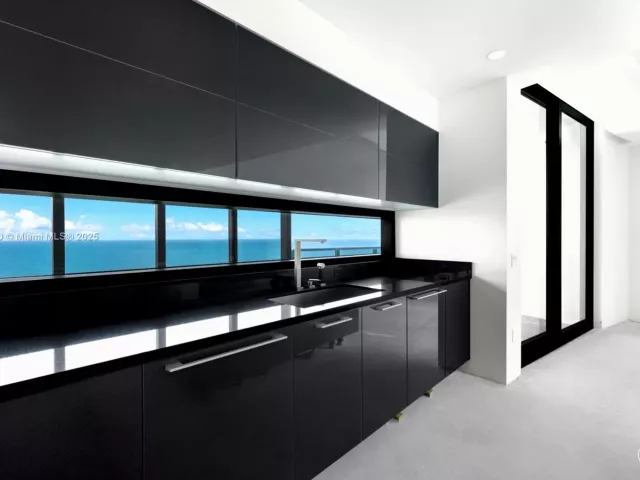 4-bedroom condo for sale in Sunny Isles Beach - 18555 Collins Ave 3205 - MondialRealty