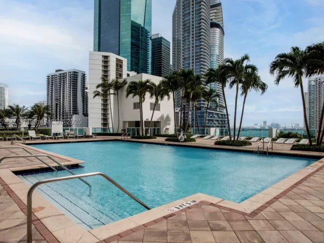 3-bedroom condo for sale in Miami - 31 SE 5th St 4018 - MondialRealty