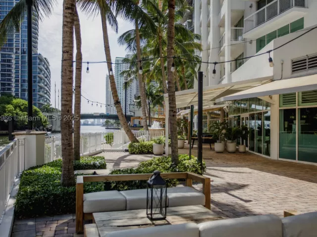 3-bedroom condo for sale in Miami - 31 SE 5th St 4018 - MondialRealty