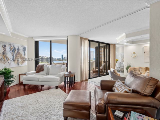 2-bedroom condo for sale in Aventura - 3000 Island Blvd 1904 - MondialRealty