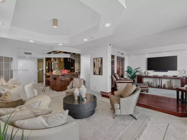 2-bedroom condo for sale in Aventura - 3000 Island Blvd 1904 - MondialRealty