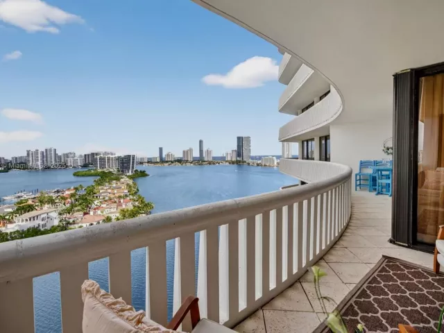 2-bedroom condo for sale in Aventura - 3000 Island Blvd 1904 - MondialRealty