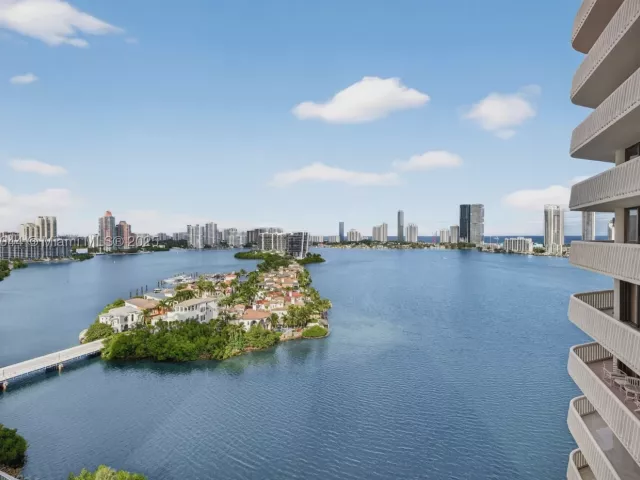2-bedroom condo for sale in Aventura - 3000 Island Blvd 1904 - MondialRealty