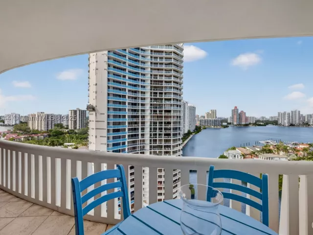2-bedroom condo for sale in Aventura - 3000 Island Blvd 1904 - MondialRealty