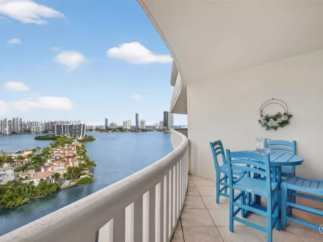 2-bedroom condo for sale in Aventura - 3000 Island Blvd 1904 - MondialRealty