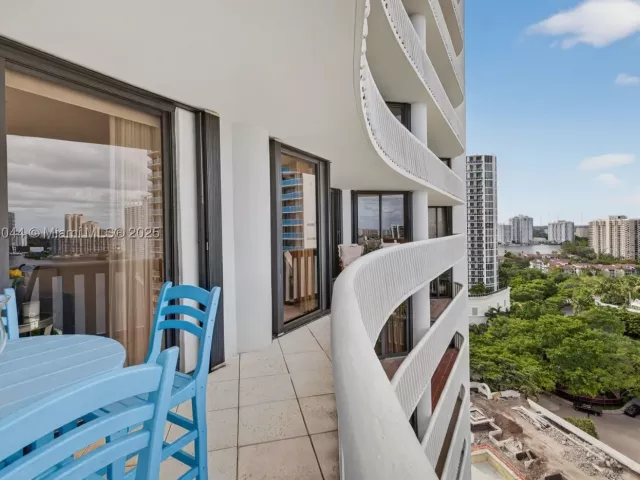 2-bedroom condo for sale in Aventura - 3000 Island Blvd 1904 - MondialRealty