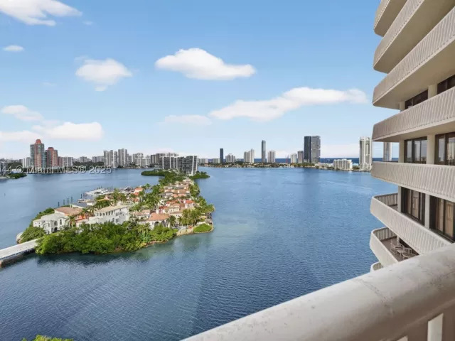 2-bedroom condo for sale in Aventura - 3000 Island Blvd 1904 - MondialRealty