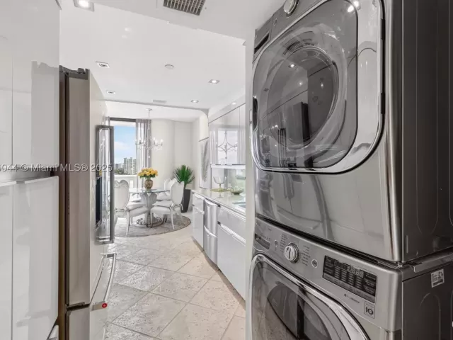 2-bedroom condo for sale in Aventura - 3000 Island Blvd 1904 - MondialRealty