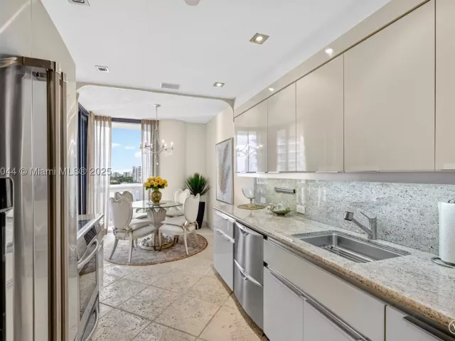 2-bedroom condo for sale in Aventura - 3000 Island Blvd 1904 - MondialRealty