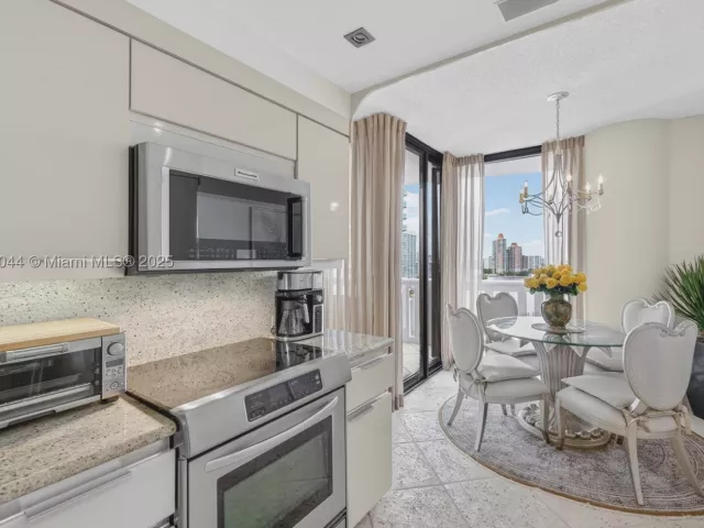 2-bedroom condo for sale in Aventura - 3000 Island Blvd 1904 - MondialRealty