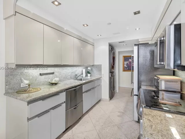 2-bedroom condo for sale in Aventura - 3000 Island Blvd 1904 - MondialRealty