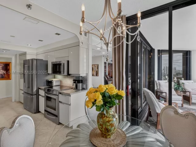 2-bedroom condo for sale in Aventura - 3000 Island Blvd 1904 - MondialRealty