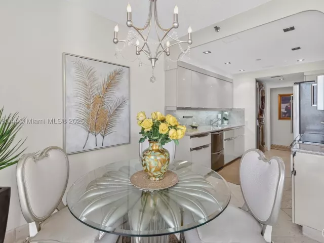 2-bedroom condo for sale in Aventura - 3000 Island Blvd 1904 - MondialRealty