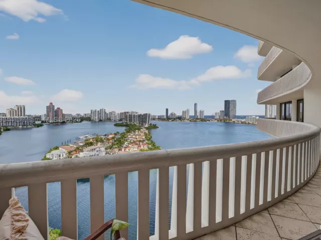 2-bedroom condo for sale in Aventura - 3000 Island Blvd 1904 - MondialRealty