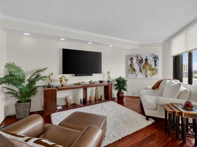 2-bedroom condo for sale in Aventura - 3000 Island Blvd 1904 - MondialRealty