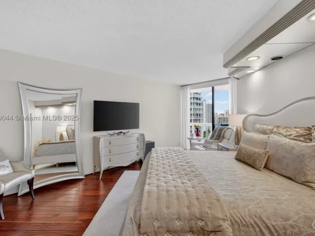 2-bedroom condo for sale in Aventura - 3000 Island Blvd 1904 - MondialRealty