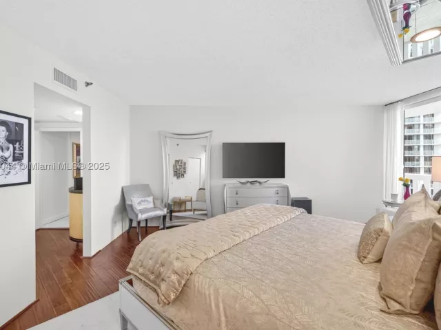 2-bedroom condo for sale in Aventura - 3000 Island Blvd 1904 - MondialRealty