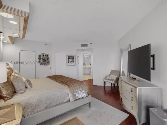 2-bedroom condo for sale in Aventura - 3000 Island Blvd 1904 - MondialRealty