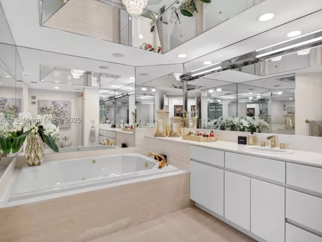 2-bedroom condo for sale in Aventura - 3000 Island Blvd 1904 - MondialRealty