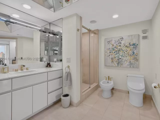 2-bedroom condo for sale in Aventura - 3000 Island Blvd 1904 - MondialRealty