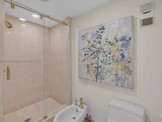 2-bedroom condo for sale in Aventura - 3000 Island Blvd 1904 - MondialRealty